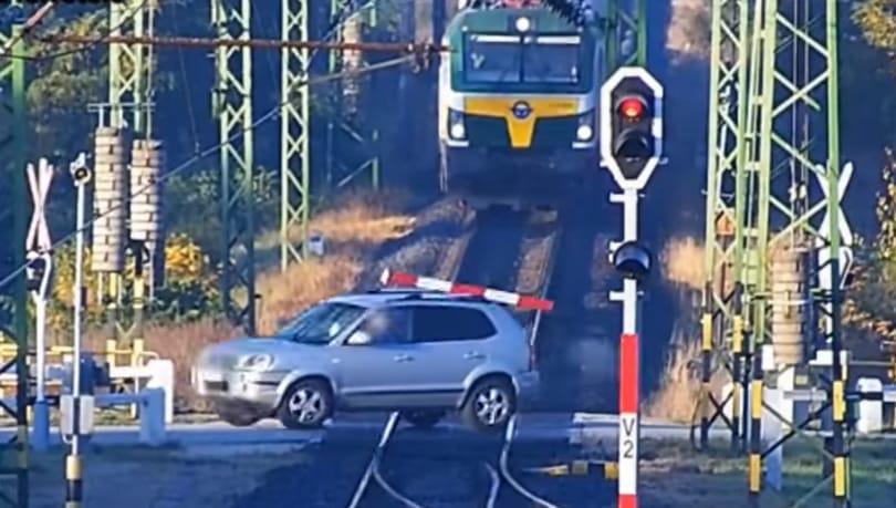 Piktogramokat fest az utakra a MÁV, annyira sokan nem veszik észre a telefon babrálása közben, hogy jön a vonat