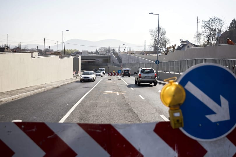 Két hétig aszfaltozzák a 10-es utat Pilisvörösváron, a polgármester azt kéri, kerüljön, aki tud
