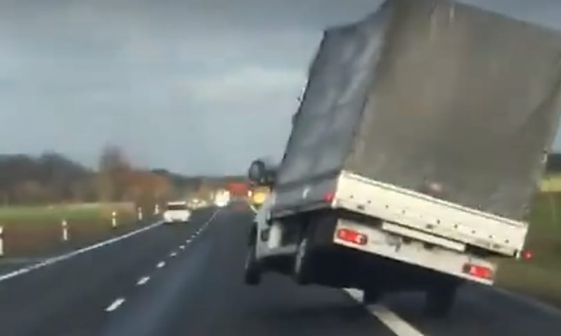 A nap videója: az oldalszél nemcsak a repülőkre, az autókra is veszélyes
