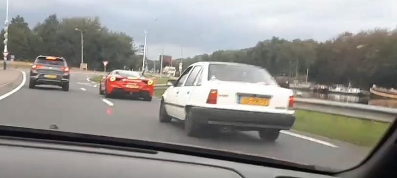 Videó: Tapadt az öreg Opel a Ferrarira, nem volt menekvés