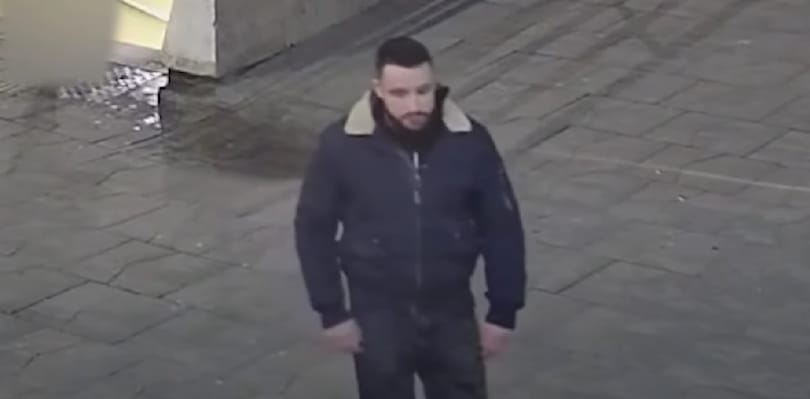 Videó alapján keresik a támadót, aki lökdöste a barátnőjét, majd súlyosan megverte a nő segítségére siető férfit a Deák téren
