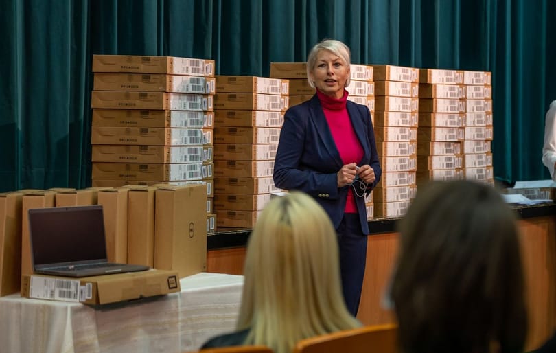 Fideszes képviselőjelöltek osztották az állami laptopokat az iskolákban