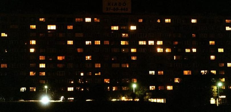 Megint rövidült a panelek forgási ideje, a családi házasoknak viszont bírni kell cérnával