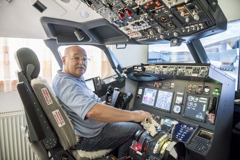 A fél nappaliját elfoglalja egy pilótafülke, de így Boeinggel „repkedhet” a világban