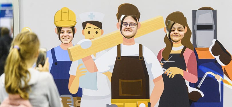 Már influenszerekkel, lósuttogókkal és kisvasutakkal is számol a KSH: megérkezett a nagy TEÁOR-ráncfelvarrás