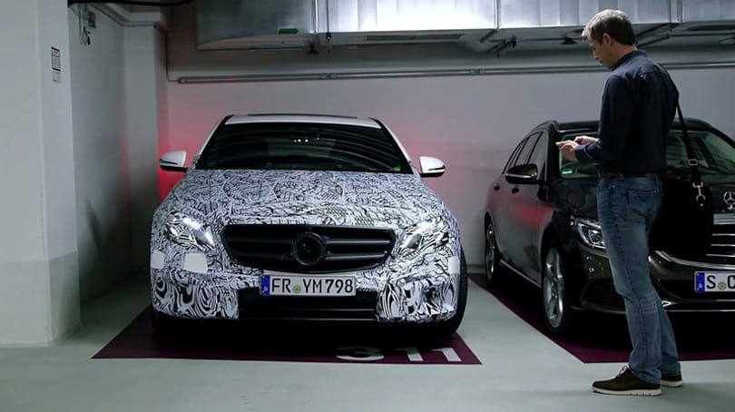 A legújabb Mercedest már a telefonunkkal fogjuk leparkolni - videó