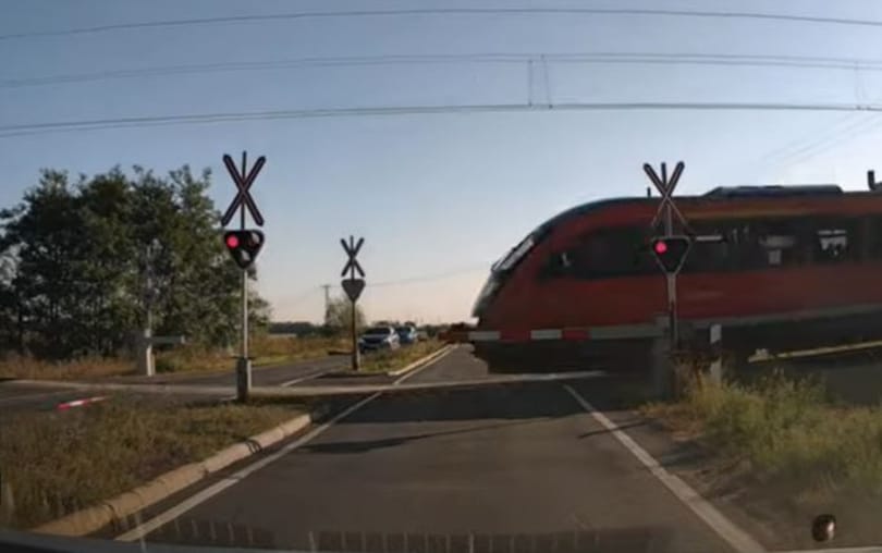 Letörte a vasúti sorompót a kamionos, majd integetett – videó