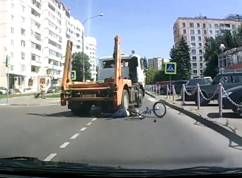 Teherautó ment át egy kerékpároson, aki túlélte – videó