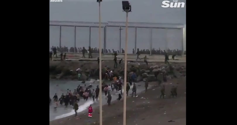 Videó: Ezrével toloncolják vissza a spanyolok a marokkói határsértőket