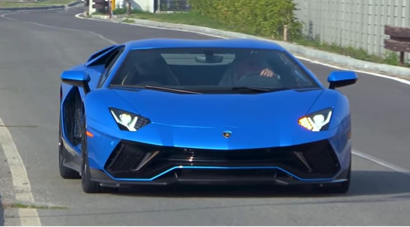Kidugta a gyárkapun az orrát az egyik utolsó Lamborghini Aventador - videó