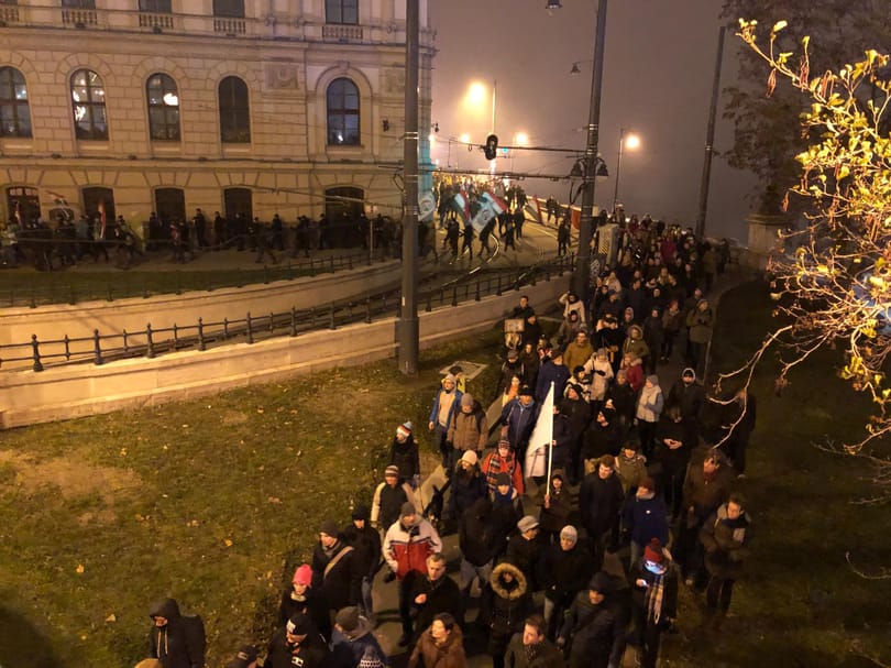 Blokkolták a tüntetők a Lánchidat