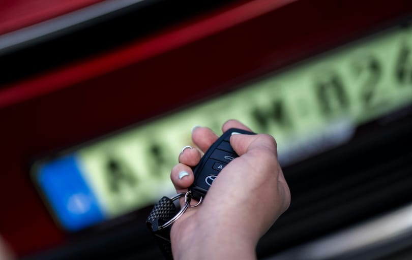Ingyen parkolás és spórolás: kivárnak a plugin hibridesek a zöld rendszám leadásával