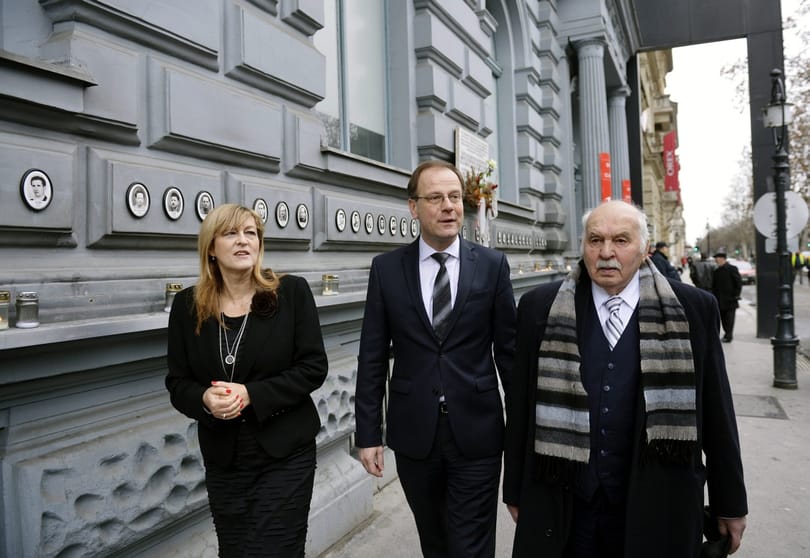 Áder, Navracsics is mécsest gyújtott a Terror Házánál