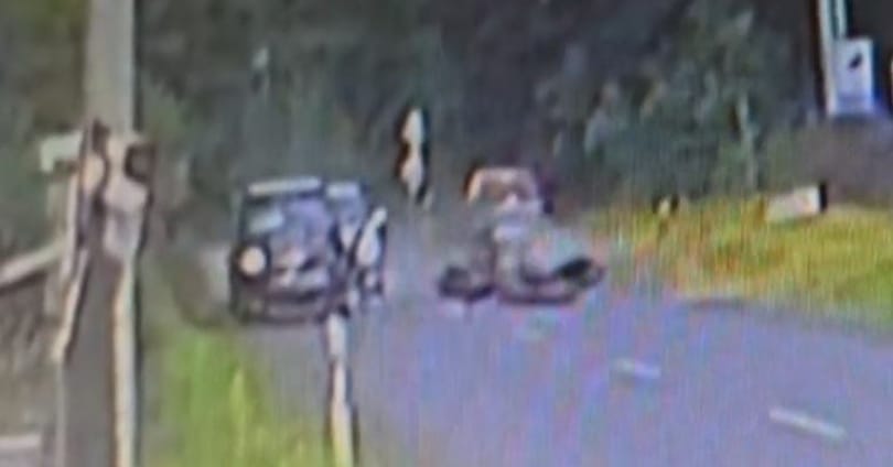 Elcsapott egy motorost egy autós Nyíregyházán, majd a földre került vezetőt egy másik autó elgázolta