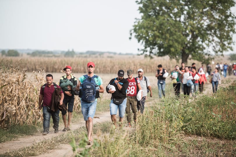 Ezrek jönnek át a horvát-magyar határon - menekültválság percről percre