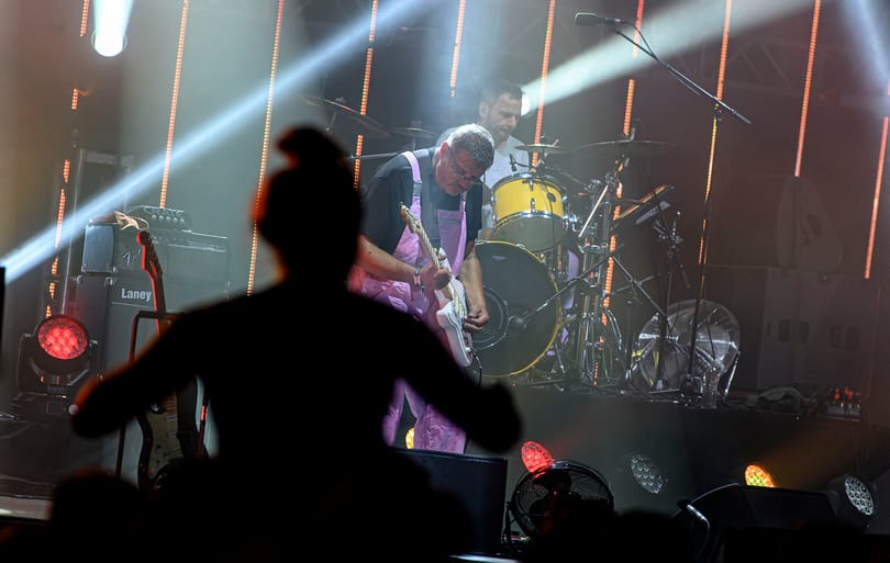 Ma 60 éves az előre-hátra billegő, gitározó nemzeti kincs, Kispál András
