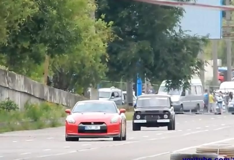 Megtréfálta a Lada Niva a 680 lóerős Nissan GT-R-t – videó