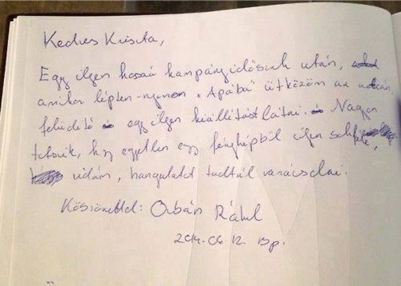 No komment fotó: Orbán Ráhel beírt az Orbán-kiállítás vendégkönyvébe