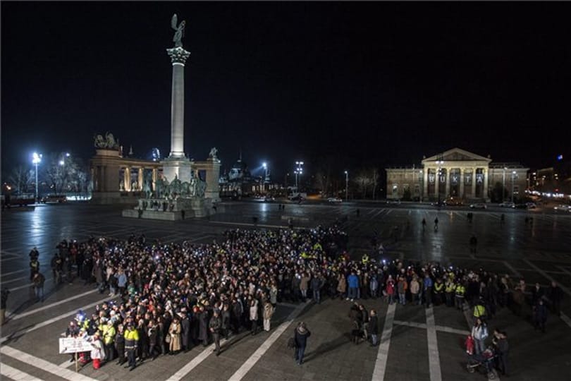 Százak emlékeztek a Malévra a Hősök terén