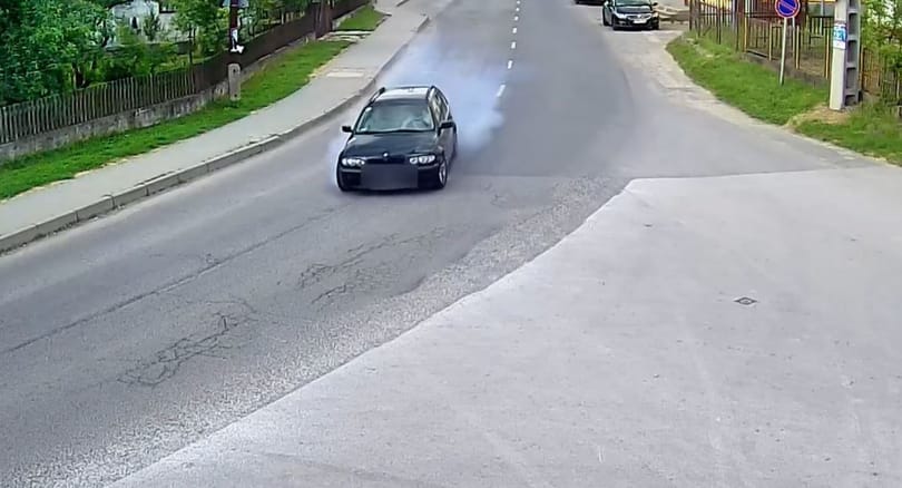 Hiába tekerte a kormányt, a kisboltig csúszott a sietős BMW-s Arlóton – videó