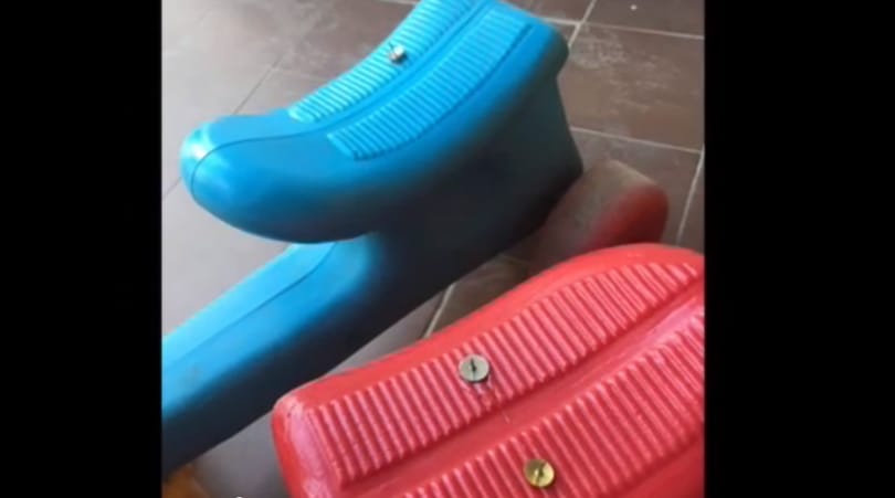 Zavarhatták a gyerekek, rajzszögeket ragasztott a bölcsőde összes kismotorjára
