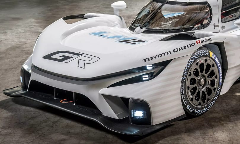 Elképesztő hidrogénautóval rukkolt elő a Toyota