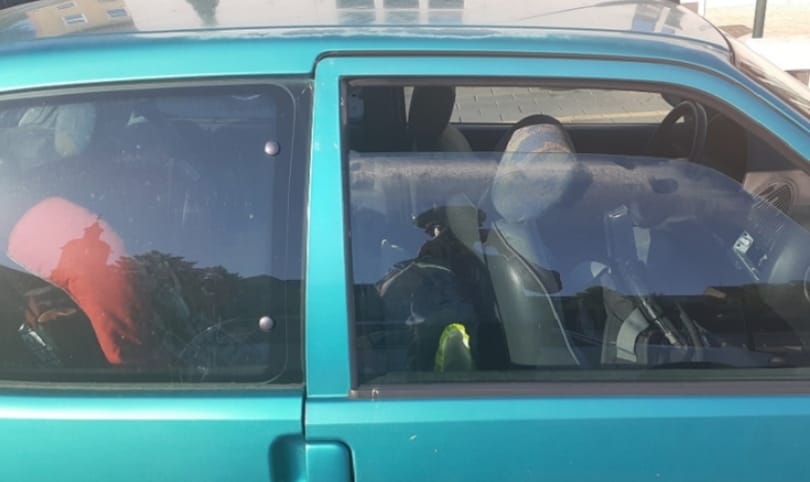 Rendőrök mentettek meg egy tűző napon autóba zárt kislányt Dorogon