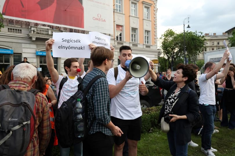 A diáktüntetés bohócorros ellentüntetésének szervezője ellen eljárás indul