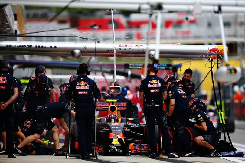 Kíváncsi, hogyan lesz egy vázlatból egy 2,2 milliárd forintos F1-autó? Eláruljuk
