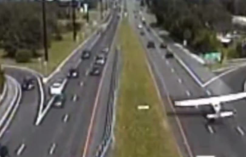 Videó: Forgalmas autópályára szállt le egy gép Amerikában