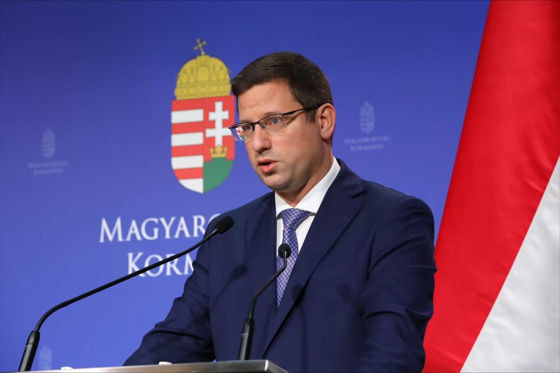 Gulyás Gergely: Magyar Péter bolond és lenézi a választóit, Vogel Evelin nem kapott megbízást a Fidesztől – ez történt a kormányinfón