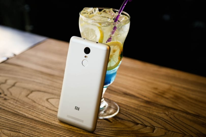 Itt egy olcsó, ujjlenyomat-olvasós, nagy kijelzős, erős akkus telefon