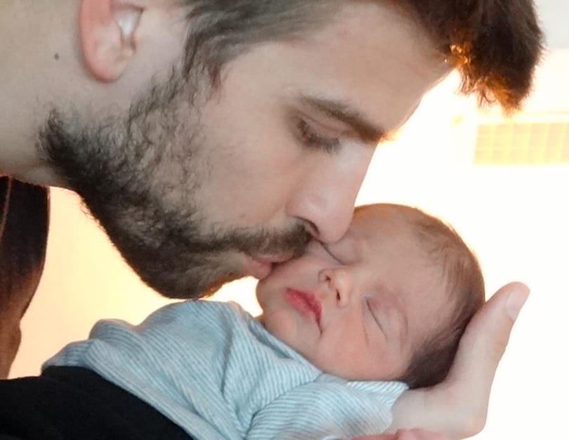 Itt az újabb fotó a kéthetes Piqué-Shakira babáról