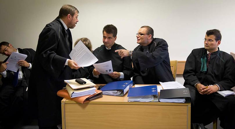 Szijjártó apja társai feldobásával úszta meg a bírságot
