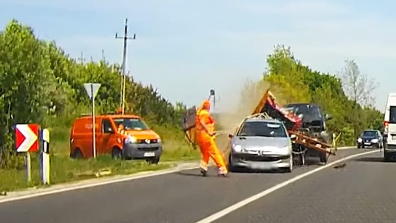 A közútkezelő közzétett egy karambolvideót, hogy megmutassa, milyen veszélyben dolgoznak