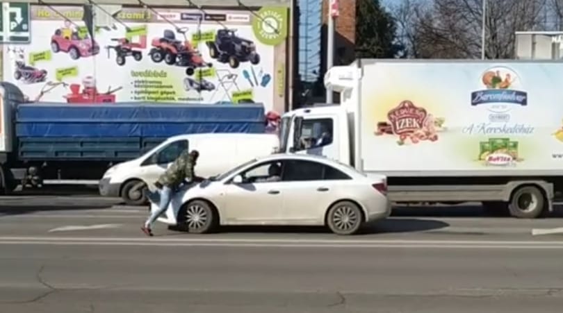 „Normális vagy?!” – autósok balhéztak Szegeden, egyikük a motorháztetőre esett