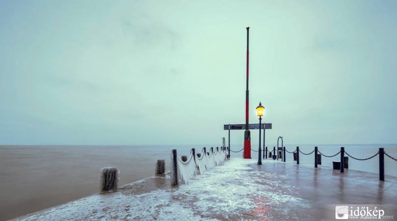 Jégbe zárt csodavilágot fotóztak a Balatonnál