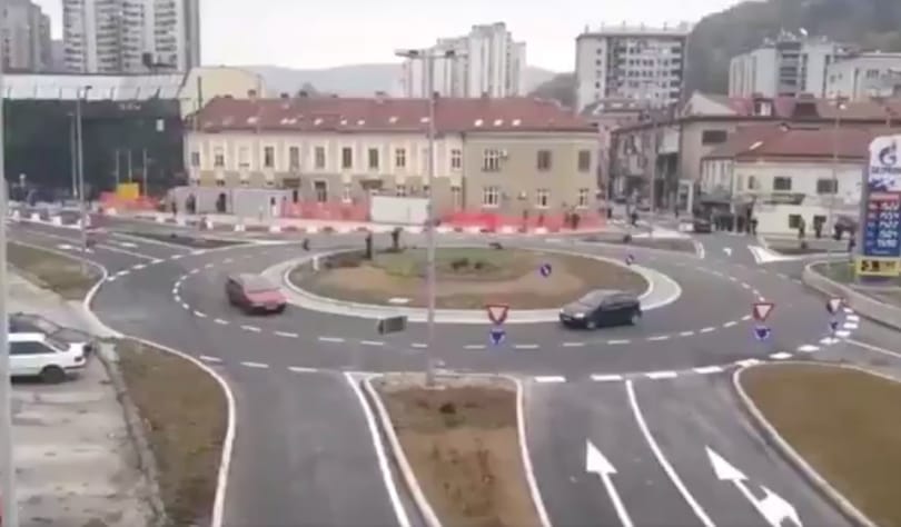 Ez a szerb város megkapta első körforgalmát, csak épp az autósoknak felejtettek el szólni, hogyan kell használni – videó