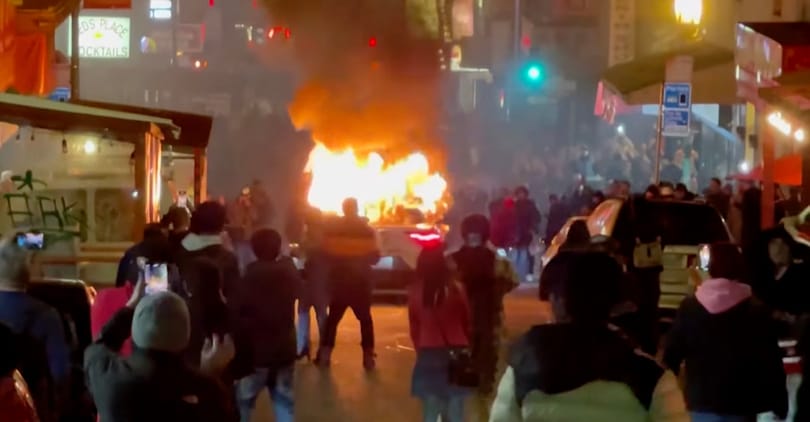 Megtámadott és felgyújtott a tömeg egy robotaxit San Franciscóban