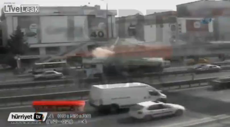 Tartálykocsi szakított le egy felüljárót, egy halott – videó