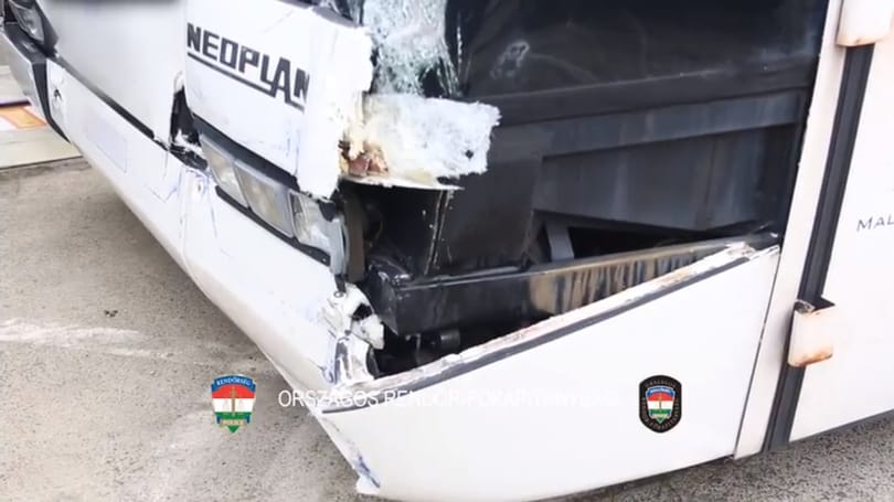 Videó: Ilyen csúnyán összetörtek a reptéren ütköző buszok