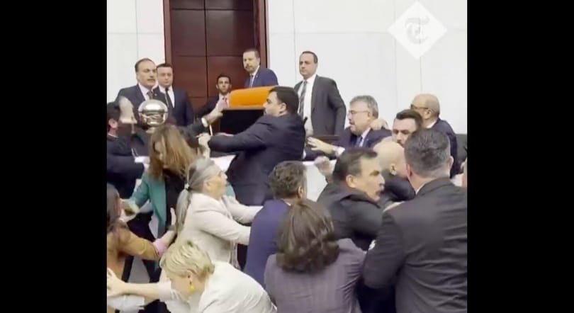 A török kormánypárt egyik képviselője ököllel támadt egy ellenzékire a parlamentben, másodpercek alatt rendes kis bunyó lett belőle