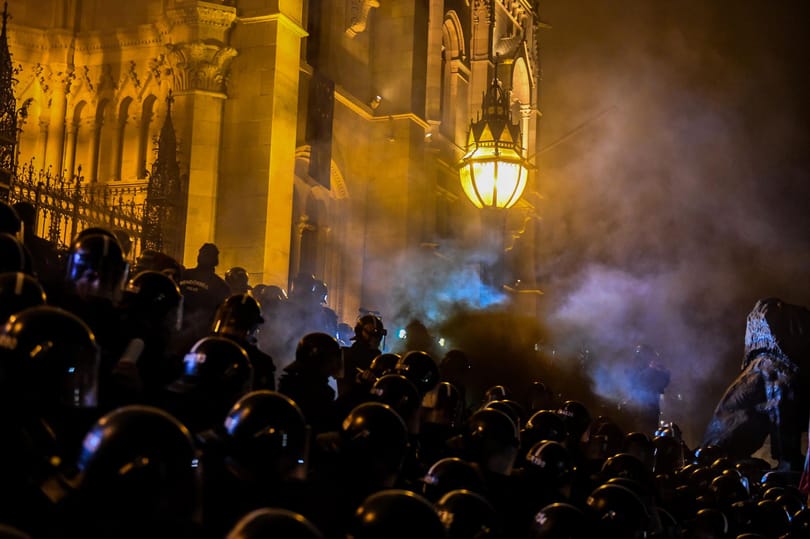Milliós a kár az Országház épületében a tüntetések után