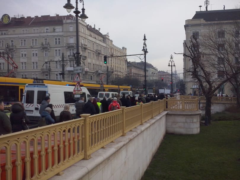 Tüzérségi lövedék miatt lezárták a Margit híd környékét