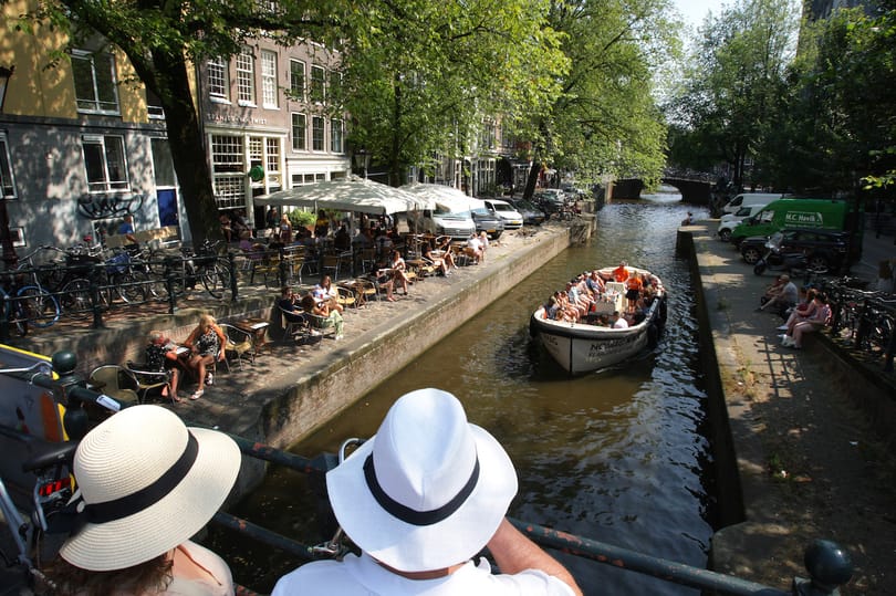 Amszterdam már nem látja szívesen a bulizó turistákat