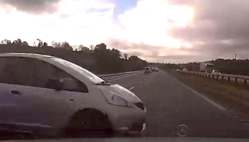 Talán ezért (is) tilos megfordulni egy kétszer kétsávos úton – videó