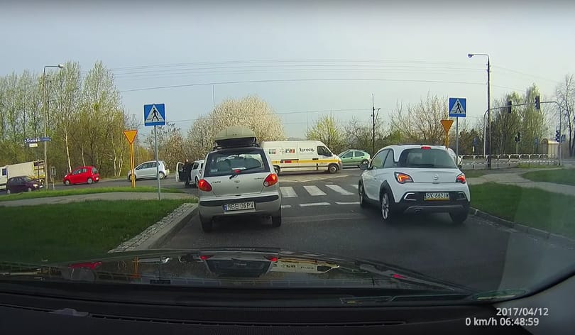 Zsúfolt kereszteződésből ennél zseniálisabb módon nem lehet kijönni – videó