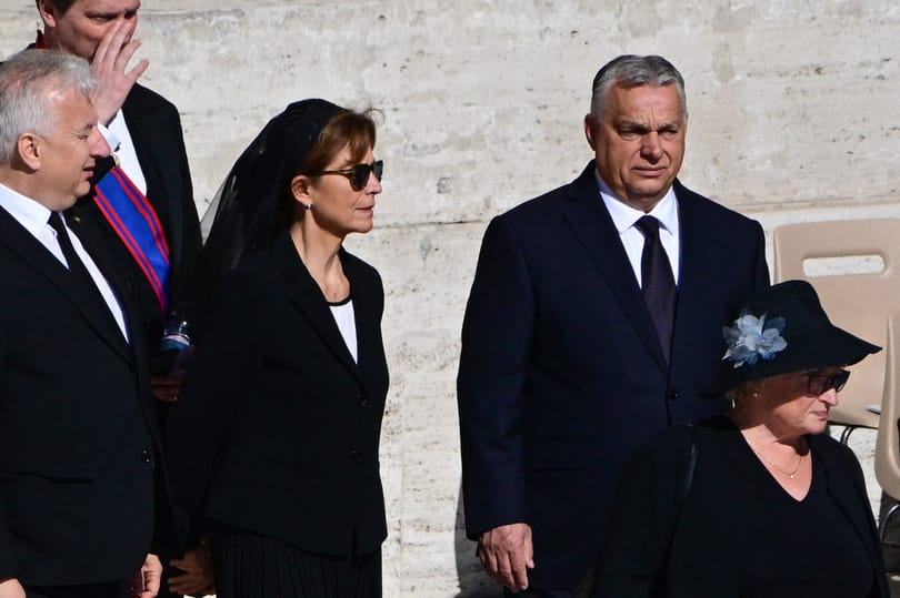 Lesifotó készült arról, ahogy Orbán Viktor a feleségével sétál az esti Rómában