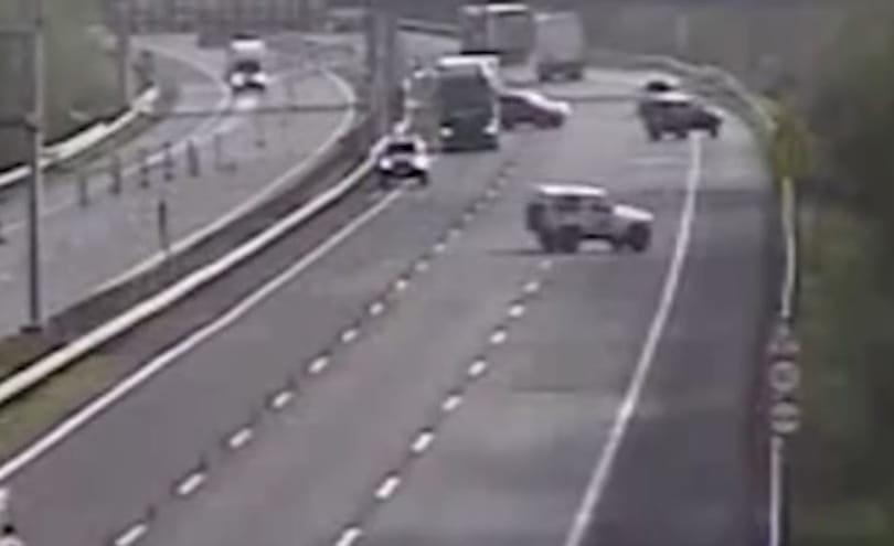 Elnéztek valamit, erre kétszer is visszafordult az M7-esen egy terepjárós konvoj – videó