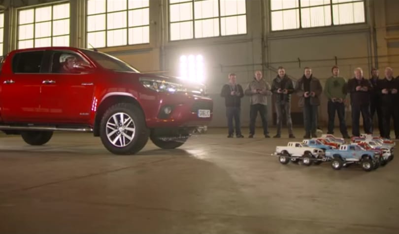 Videó: így húznak el apró távirányítós autók egy igazi Toyotát
